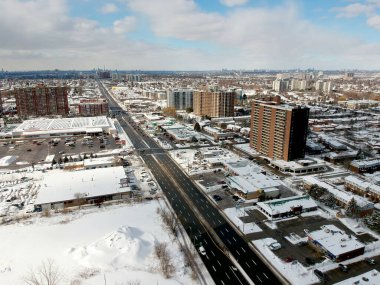 Kanada 'da kış mevsiminde gökyüzü kuş bakışı. Arka planda üst taraftan yüzlerce alçak ve yüksek katlı ev yüksek seviyede karla kaplı..