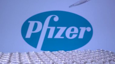 Toronto, Ontario, Kanada - 14 Şubat 2021: Pfizer ismi bulanık ve içinde Amerikan aşısı bulunan küçük şişeler. Tıp bilimadamı laboratuvarda araştırma geliştiriyor..