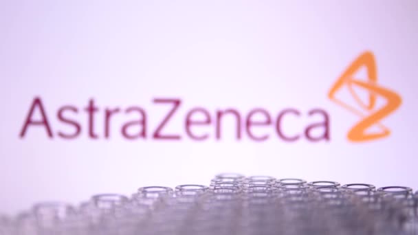 加拿大安大略省多伦多 2021年2月14日 Astrazeneca名称模糊 装有疫苗的瓶子移动 英国瑞典Covid 19疫苗概念 地底浅层移动 — 图库视频影像