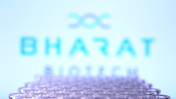 加拿大安大略省多伦多 2021年2月14日 Bharat生物技术名称模糊 瓶中含有疫苗 印度Covid 19疫苗概念 地底浅层移动 — 图库视频影像