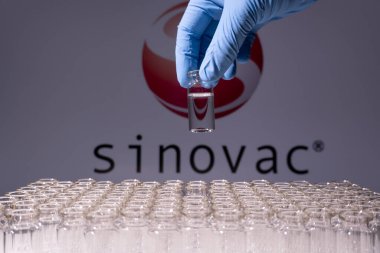 Toronto, Ontario, Kanada - 14 Şubat 2021 Sinovac Biyoteknoloji adı. Cam şişeyi Çin aşısıyla tutan aşı bilimcisi. Coronavirus 'a karşı araştırma, COVID-19. Klinik değerlendirme.