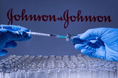 Toronto, Ontario, Kanada - 14 Şubat 2021: Bir sağlık çalışanı Johnson ve Johnson aşısını uygulamaya hazırlanıyor. İsim bulanık ve mRNA teknolojisi aşısı içeren şişeler.