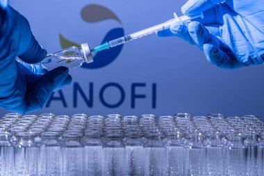 Toronto, Ontario, Kanada - 14 Şubat 2021: Bir sağlık çalışanı Fransız aşısı Sanofi 'yi uygulamaya hazırlanıyor. İsim bulanık ve Covid 19 aşısı içeren şişeler.