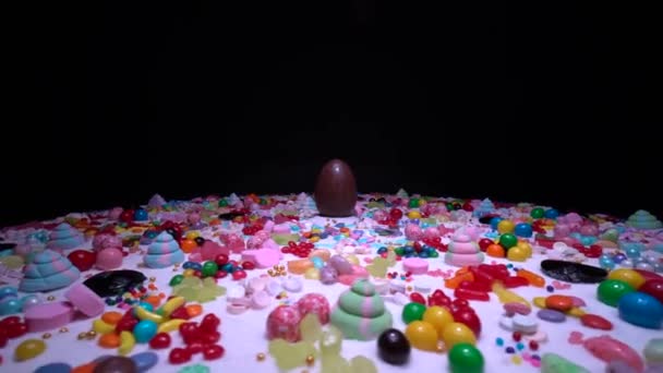 Velikonoční Cukrovinky Čokoládové Vejce Uprostřed Různé Sváteční Cukrovinky Lízátka Bonbóny — Stock video