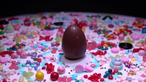 Πασχαλινά Γλυκά Και Σοκολατένιο Αυγό Στη Μέση Ποικιλία Από Γλυκά — Αρχείο Βίντεο