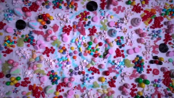 Кондитеры Закрывают Желе Бобы Красочные Шоколадные Конфеты Покрытием Различные Ароматы — стоковое видео