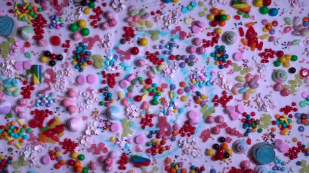 Sladkosti Různých Barvách Tvarech Velikostech Chutích Smíchané Stole Opravdovým Bílým — Stock video