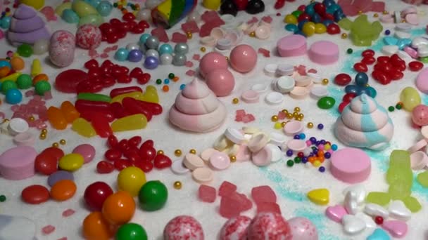 糖的各种颜色 大小和味道与真正的白糖混在桌上 国际糖果日背景 甜小吃 巧克力 糖果和果冻豆 — 图库视频影像