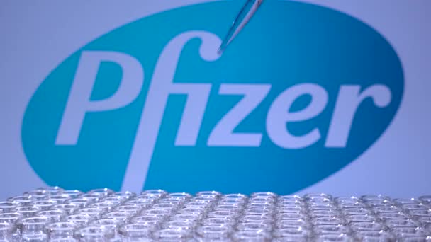 Toronto Ontario Canada Febbraio 2021 Nome Pfizer Sfocatura Flaconcini Con — Video Stock