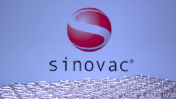多伦多 加拿大安大略省 2021年2月14日 Sinovac生物技术名称模糊 装有疫苗的瓶子移动 中国Covid 19疫苗概念 地底浅层移动 — 图库视频影像
