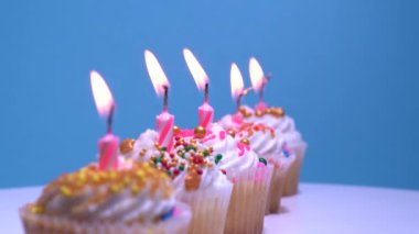 Beyaz kremalı ve şekerli kekler mavi arka plan makro yüzeysel alan görüşü derinliğinde. Tereyağlı kremalı ve kaplamalı ev yapımı vanilyalı kek. Yıldönümü ve düğün.