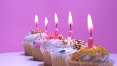 Beyaz kremalı ve şekerli kekler pembe arka plan makro yüzeysel alan görüşü derinliğinde. Tereyağlı kremalı ve kaplamalı ev yapımı vanilyalı kek. Yıldönümü ve düğün.