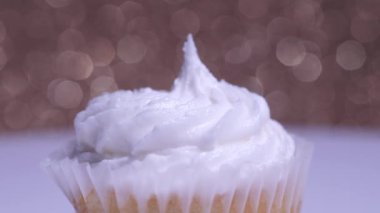 Cupcakes aşırı makro yüzeysel alan görüşü derinliği. Doğum günü veya Sevgililer Günü için lezzetli tatlılar. Süslü beyaz vanilyalı kremalı kek..