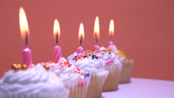 Concéntrate Cupcakes Intermedios Con Velas Festivas Encendidas Llamas Movimiento Muffins — Vídeo de stock