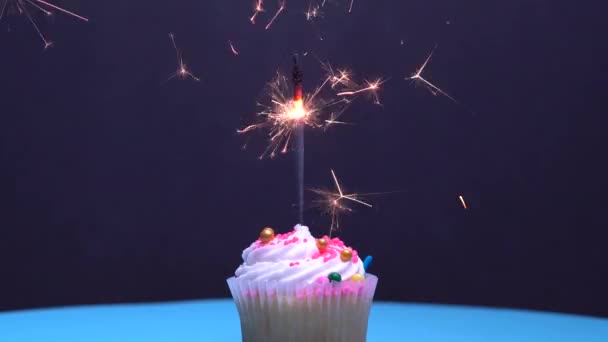 Χαριτωμένο Και Νόστιμο Cupcake Βανίλια Καρύδα Καύση Sparklers Μαύρο Φόντο — Αρχείο Βίντεο