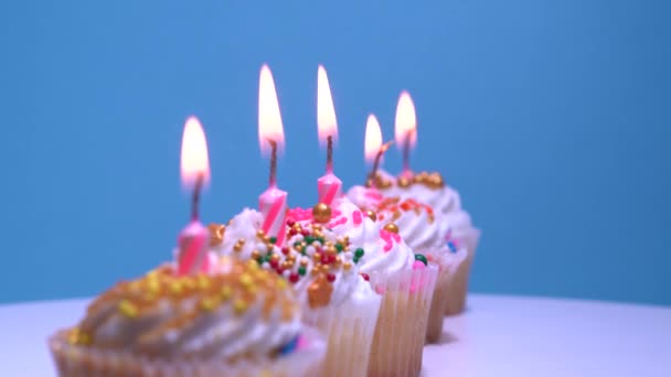 Candele Accese Nei Cupcake Compleanno Fiamme Fuoco Soffianti Candele Torte — Video Stock