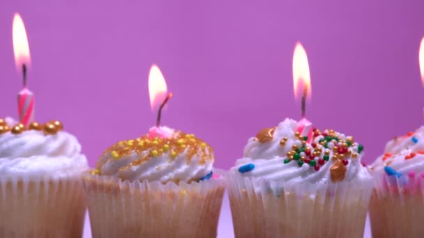Cupcakes Aniversário Com Velas Chamas Rotação Fundo Rosa Muffins Coco — Vídeo de Stock