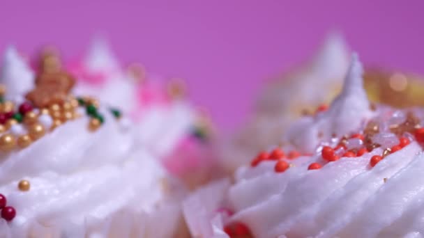 Cupcakes Mit Weißer Sahne Und Zuckerguss Auf Rosa Hintergrund Makro — Stockvideo