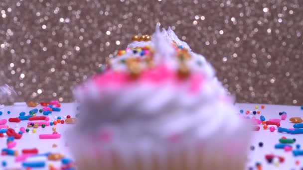 Χαμηλό Βάθος Πεδίου Κινείται Εστίαση Διακοσμημένα Πολύχρωμα Cupcakes Για Τις — Αρχείο Βίντεο