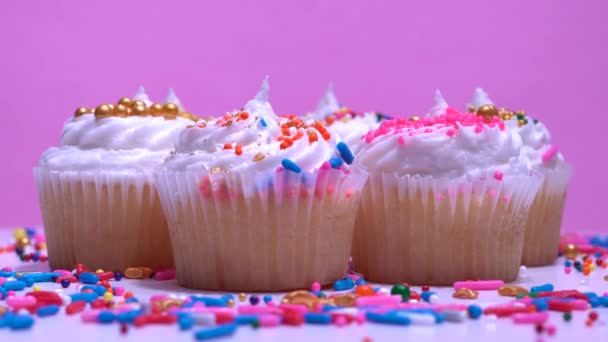 Cupcakes Coloridos Decorados Para Rotação Férias Profundidade Rasa Campo Feche — Vídeo de Stock