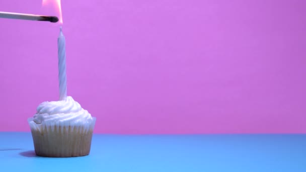 Anzünden Von Geburtstagskerzen Auf Cupcake Nahaufnahme Köstliche Süße Tasse Kuchen — Stockvideo