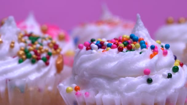 Cupcakes Colorés Décorés Pour Rotation Des Vacances Faible Profondeur Champ — Video