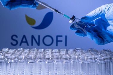 Toronto, Ontario, Kanada - 14 Şubat 2021: Bir sağlık çalışanı Fransız aşısı Sanofi 'yi uygulamaya hazırlanıyor. İsim bulanık ve Covid 19 aşısı içeren şişeler.