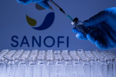 Toronto, Ontario, Kanada - 14 Şubat 2021: Bir sağlık çalışanı Fransız aşısı Sanofi 'yi uygulamaya hazırlanıyor. İsim bulanık ve Covid 19 aşısı içeren şişeler.