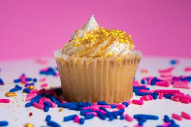 Şekerlemeciler jöleli şekerleri kapatıyorlar, renkli kaplamalı şekerler, çeşitli tatlar karışık tatlılar ve pasta serpintileri. Yüzeyin derinliği. Makro.