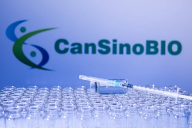 Toronto, Ontario, Kanada - 14 Şubat 2021: CanSino Biyoloji Çin aşı şişesi ve steril iğne şırıngası. Coronavirus 'a karşı tıbbi araştırma, COVID 19. Uyuşturucu ve ilaçlar.