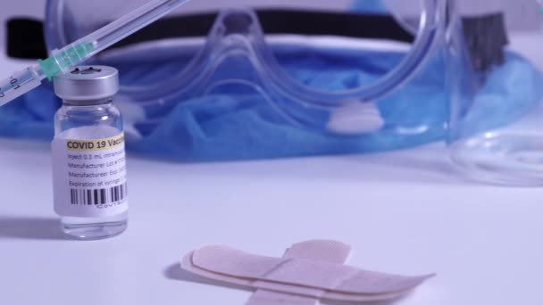 Covid 19疫苗和注射器 在医生或护士桌子上准备的带有头孢病毒疫苗的口罩和座圈 医疗专业人员注射的肌肉注射疫苗 — 图库视频影像