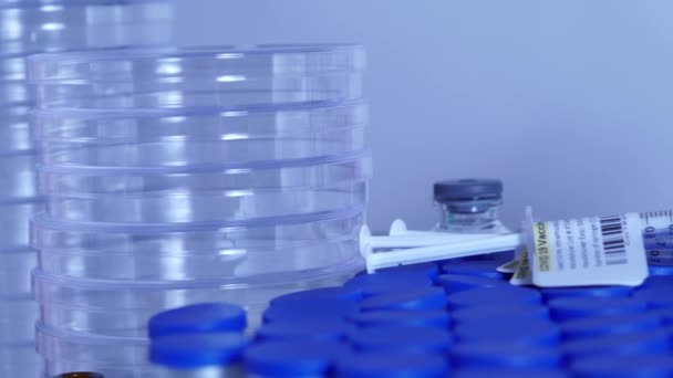 Vakcína Covid Pohyblivé Ostření Stříkačky Injekční Lahvičky Ampulky Koronavirovou Vakcínou — Stock video