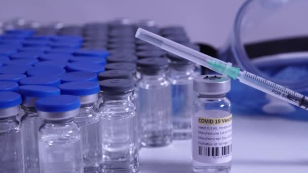 Covid Vaccin Och Spruta Injektionsflaskor Och Ampuller Med Coronavirusvaccin Som — Stockvideo