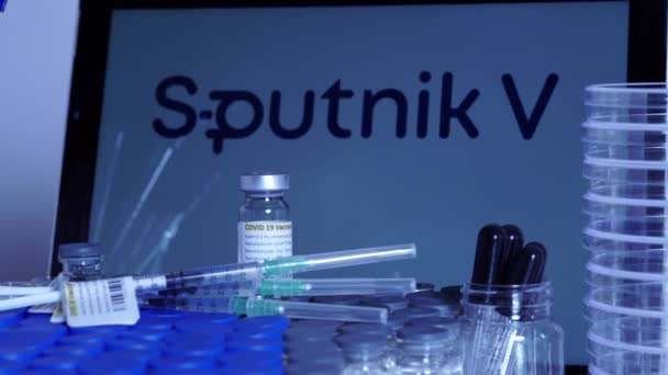 加拿大安大略省多伦多 2021年4月24日 Sputnik V名称模糊 疫苗瓶装有Gam Covid Vac注射器 俄罗斯Covid 19疫苗概念 场和焦距的浅层移动 — 图库视频影像