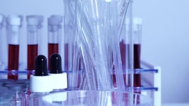 COVID-19 aşı ve şırınga. Doktor ya da hemşire masasında hazırlanmış koronavirüs aşısı olan tüpler ve ampuller. Tıp uzmanları tarafından yapılan kas içi aşılama..