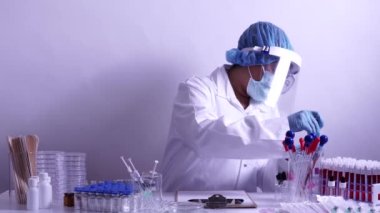 Kimyagerler Covid 19 antikorları için kan ve kimyasal testleri karıştırmışlar. Hastane laboratuarında ilaç ve aşı araştırması. Kandaki virüsü tespit etme deneyi. Coronavirus aşısı geliştirme.