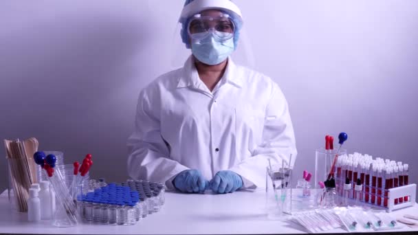 Enfermera Médica Con Guantes Seguridad Máscara Protectora Está Mostrando Diferentes — Vídeo de stock