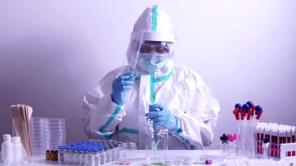 Medicul Sau Asistenta Medicală Costum Complet Ppe Prepararea Seringii Vaccin — Videoclip de stoc