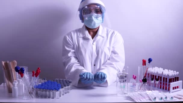 Медицинская Сестра Защитных Перчатках Защитной Маске Показывает Различные Инъекции Вакцины — стоковое видео