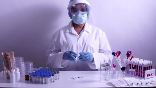 Медична Медсестра Рукавичках Безпеки Захисній Масці Показує Різні Вакцини Скляних — стокове відео
