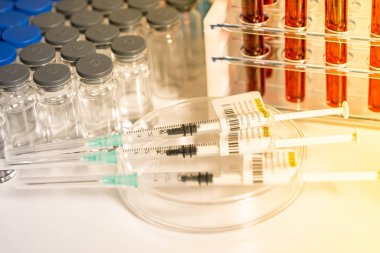 Coronavirus aşısına odaklan. Şırıngayı Covid 19 ile doldurmaya hazır ol. Şişeden, aşırı makrodan. Steril şırınga enjeksiyonuyla ilaç tedavisi kavramı. Bir doz..