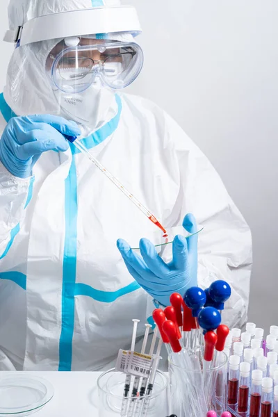 化学者はCovid 19抗体の血液検査と化学検査を混合した 病院の研究室で薬やワクチンの研究 血液中のウイルスを検出する実験 コロナウイルスワクチン開発 — ストック写真