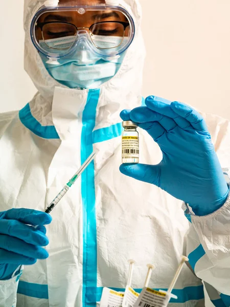 女性看護師医学者は 手にCovid 19ワクチンでバイアルアンプルと注射器を保持しています コロナウイルスワクチン接種キャンペーン アウトブレイクパンデミック 医療従事者 — ストック写真