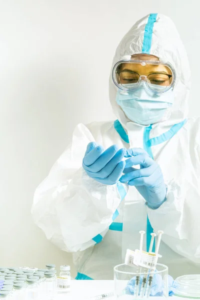 コロナウイルスパンデミック時の女性医師または看護師Covid 19はワクチンを与える準備をしている 最前線の医療従事者は 予防接種のために青い手袋を着用し ガラスマスクや抗ウイルススーツで — ストック写真