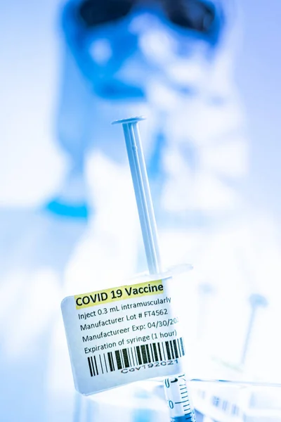 Fokus Pada Vaksin Melawan Coronavirus Covid Syringes Label Cangkir Medis — Stok Foto
