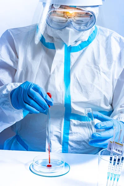 パイプスクラブ フェイスシールドマスクを身に着けている機器や微生物学の科学者と医療研究所は ペトリ皿ピペット 様々な組織や血液サンプルで動作します ワクチン開発薬研究 — ストック写真