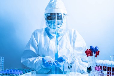 Laboratuvar bilim adamı hemşire tarafından sunulan farklı Covid 19 aşıları. Çeşitli koronavirüs aşıları seçimi. Pandemik önleme ve aşılama. Pen 'deki doktor aşı araştırması gösterdi. 