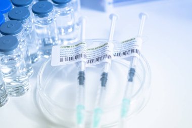 Aşı tüpleri ve şırıngalarda COVID 19 tedavisi var. Atışı yapmaya hazırız. Coronavirus 'a karşı tıbbi araştırma. İlaçlar, ilaçlar ve Pip sağlık çalışanlarının masasında..