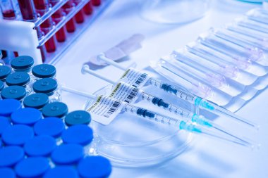 Coronavirus aşısına odaklan. Şırıngayı Covid 19 ile doldurmaya hazır ol. Şişeden, aşırı makrodan. Steril şırınga enjeksiyonuyla ilaç tedavisi kavramı. Bir doz..