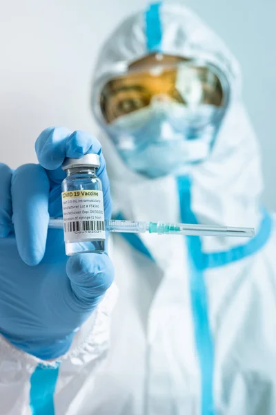 女性看護師医学者は 手にCovid 19ワクチンでバイアルアンプルと注射器を保持しています コロナウイルスワクチン接種キャンペーン アウトブレイクパンデミック 医療従事者 — ストック写真
